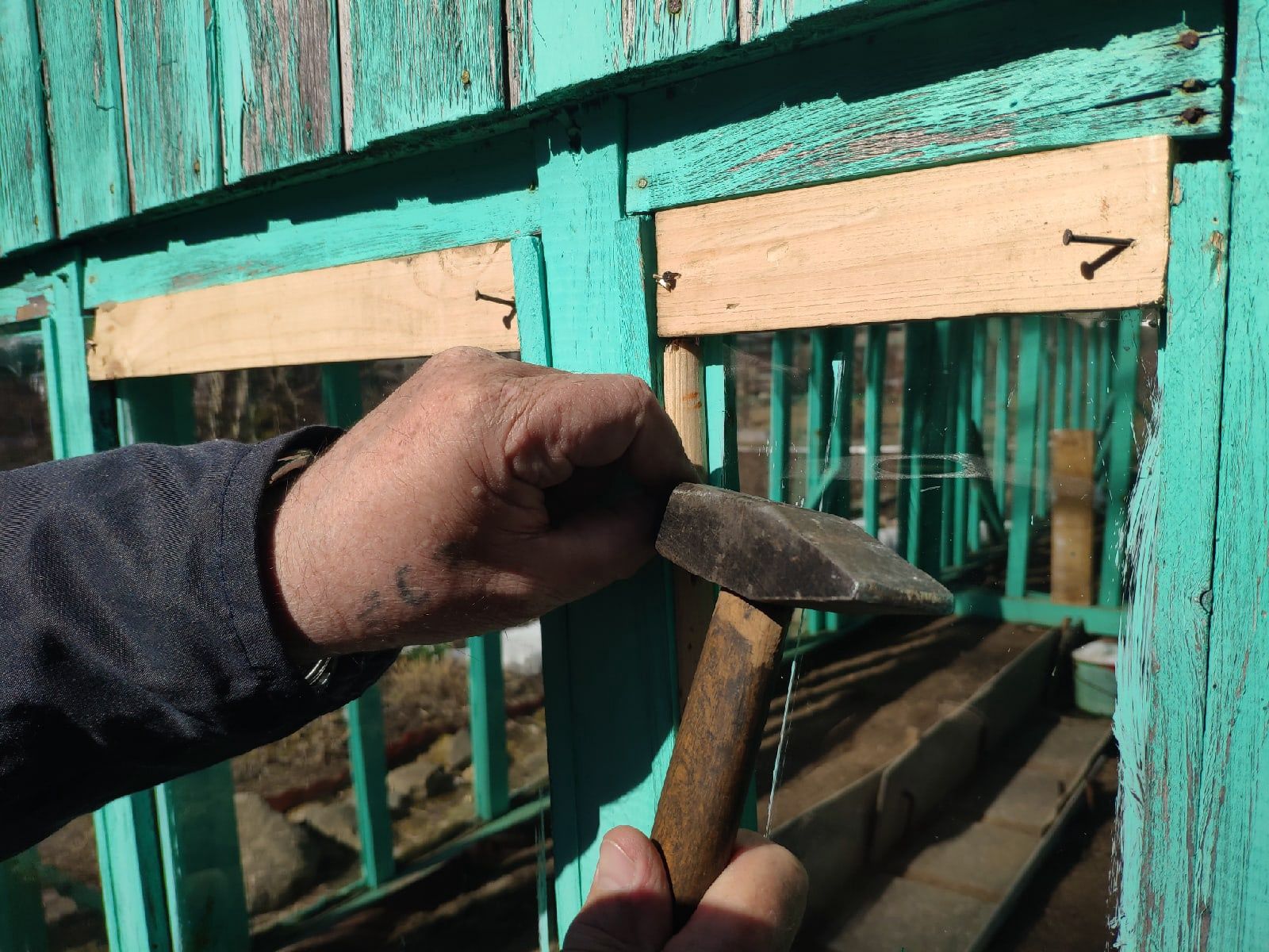 Бытовой конфликт на даче закончился переломом челюсти для одного из гостей