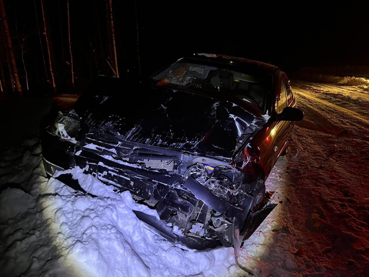 В Карелии автомобиль врезался в стоявшую на дороге машину, пострадала пассажирка