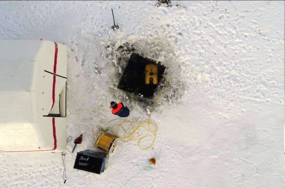 Спасатели подняли из воды тело одного из членов экипажа разбившегося вертолета