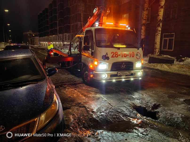 Асфальт провалился на нескольких улицах Петрозаводска из-за разливов воды