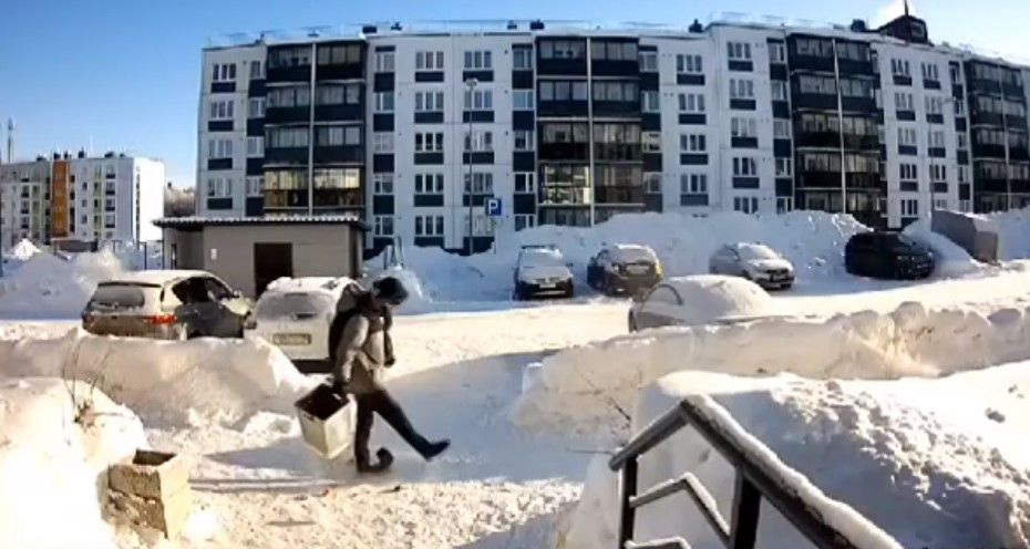 В Петрозаводске неизвестный мужчина выбрасывает мусор из урн