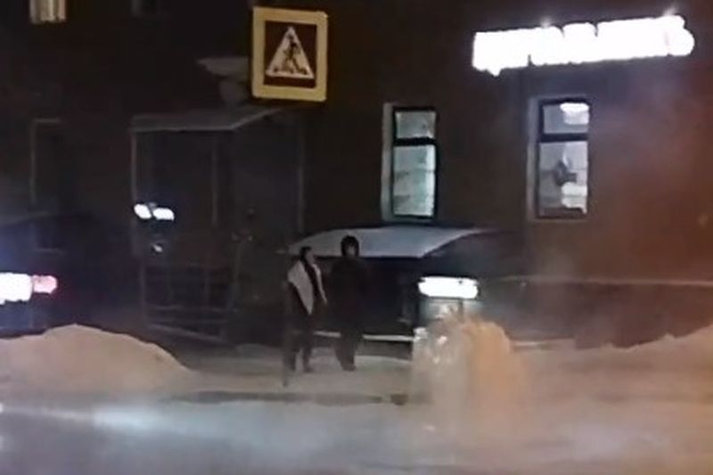 Проспект Ленина в Петрозаводске затопило из-за фонтана горячей воды