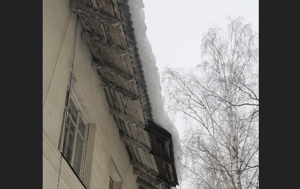 Огромная наледь на крыше дома в Петрозаводске скоро упадет на головы прохожим Огромная наледь на крыше дома в Петрозаводске скоро упадет на головы прохожим
