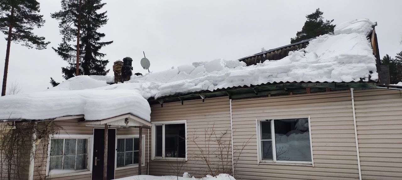 Следствие намерено установить виновных в обрушении крыши жилого дома в Карелии