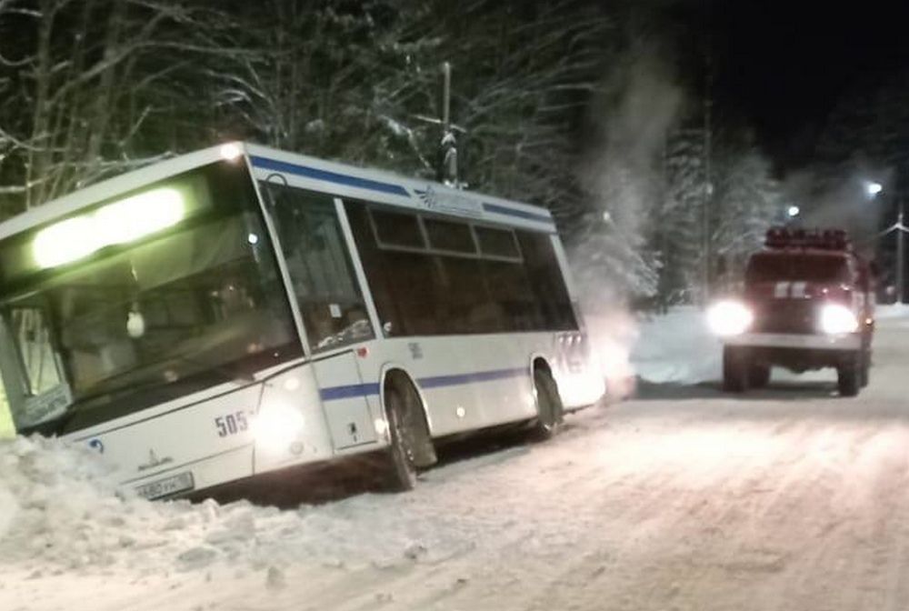 В Карелии люди оказались заперты в съехавшем в кювет автобусе