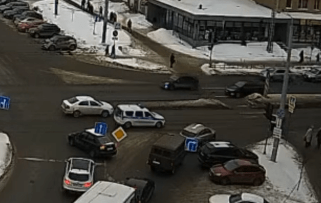 Полицейский автомобиль сбил пешехода на «зебре» в Петрозаводске — видео