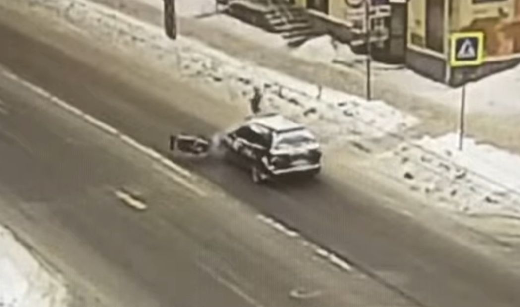 В Петрозаводске на пешеходном переходе жестко сбили девушку и коляску с годовалым ребенком