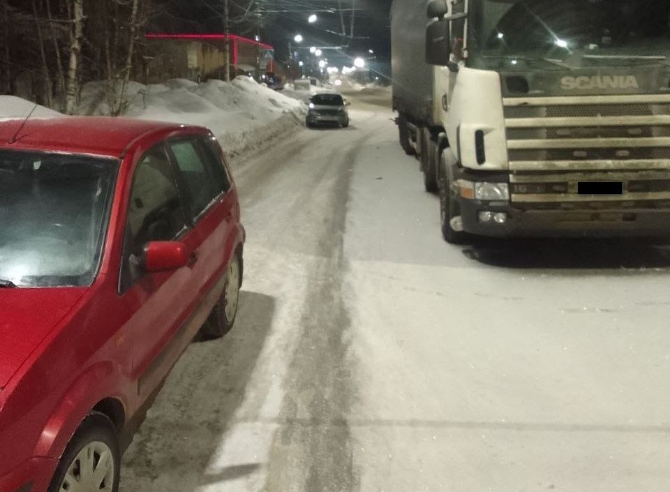В Петрозаводске брошенные автомобили заблокировали движение троллейбусов