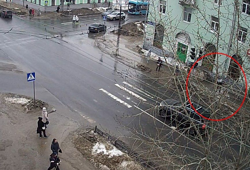 Снежная глыба упала с крыши дома на мужчину в центре Петрозаводска Снежная глыба упала с крыши дома на мужчину в центре Петрозаводска