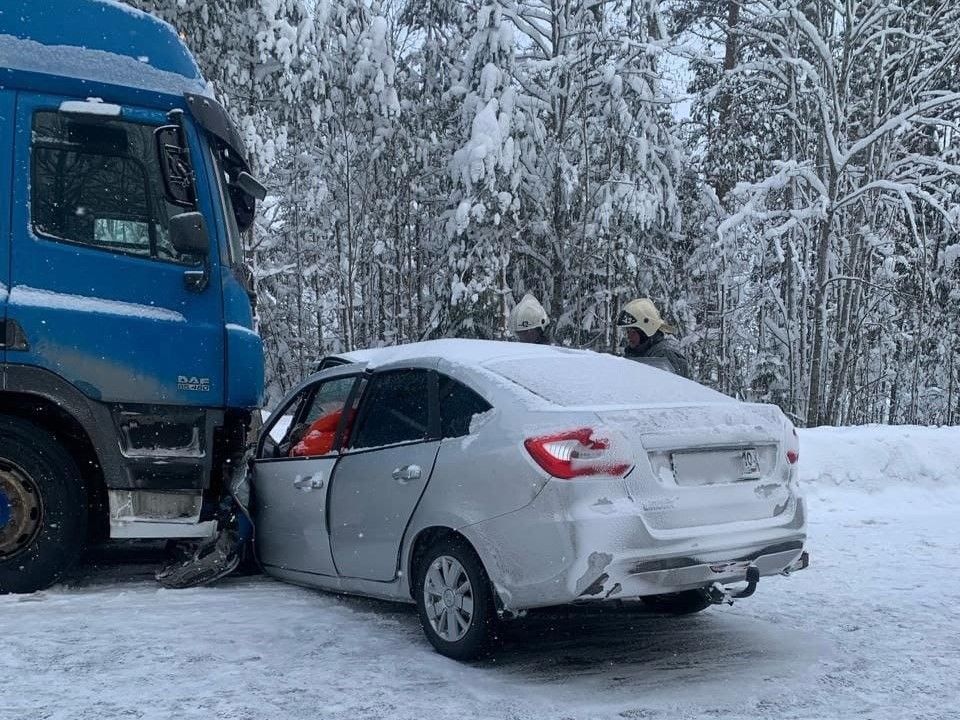 ГИБДД устанавливает обстоятельства смертельного ДТП в Карелии