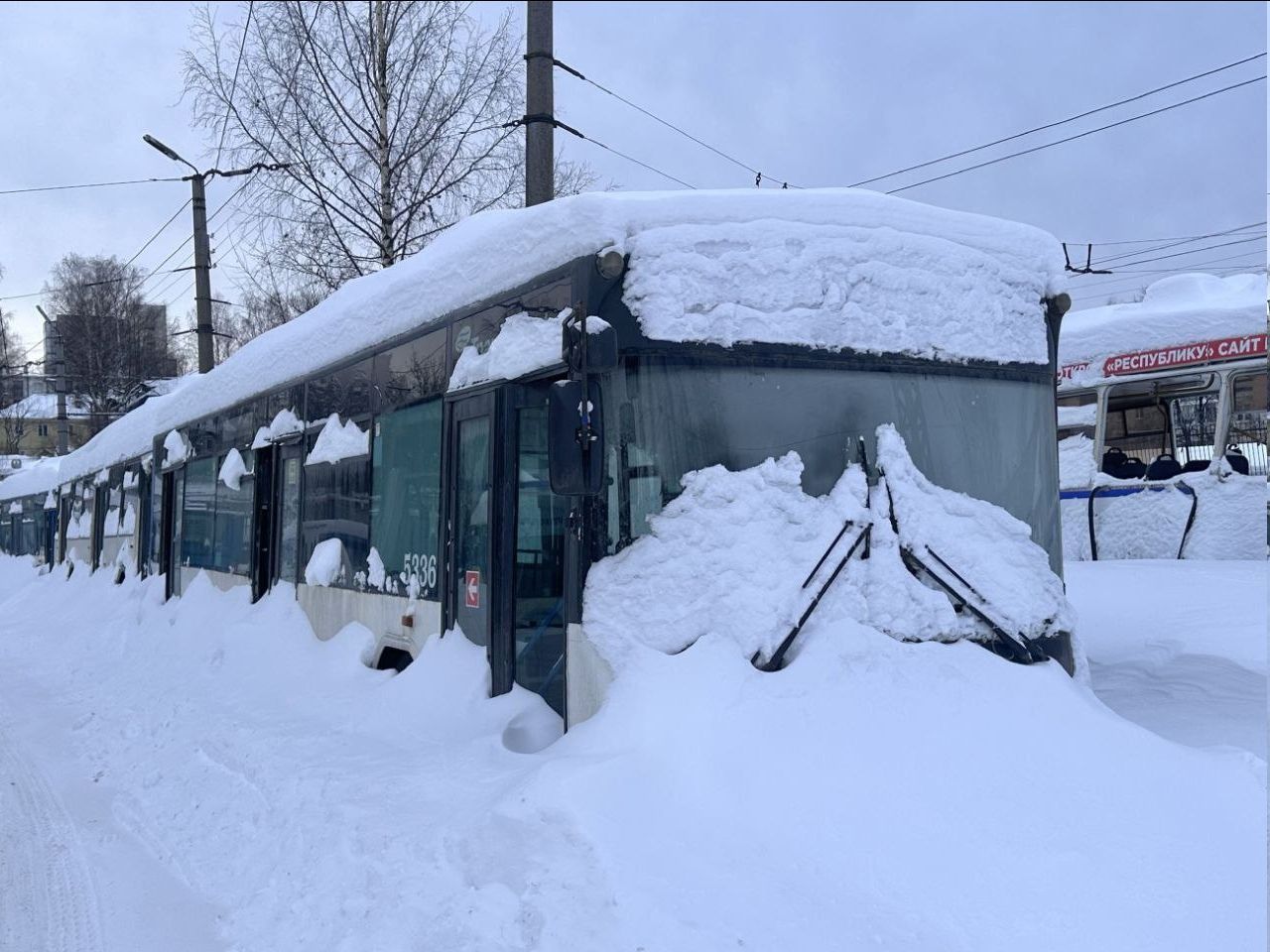 Прибывшие в Петрозаводск из Петербурга в конце года троллейбусы стоят в депо