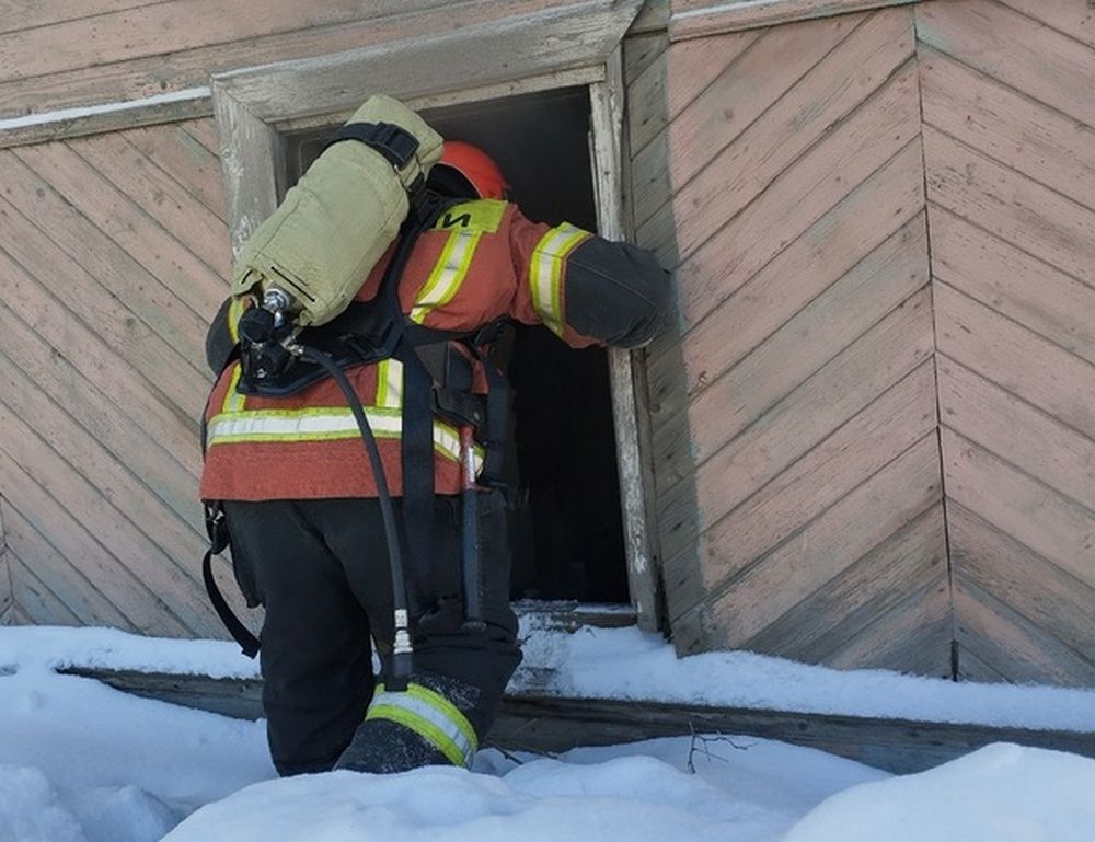 В городе Сортавала бездомный топил печку по-черному в заброшенном здании и едва не сгорел