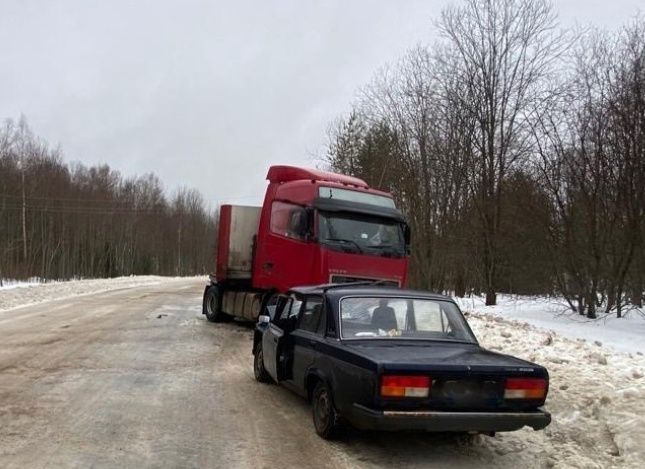 В Карелии три человека пострадали в столкновении тягача с легковым автомобилем