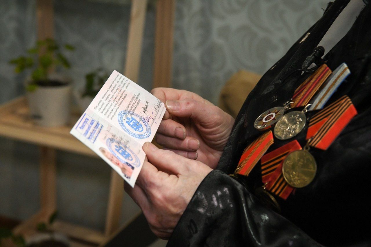 После вмешательства главы Карелии бывшей малолетней узнице фашистских концлагерей Людмиле Акуловой вручили удостоверение