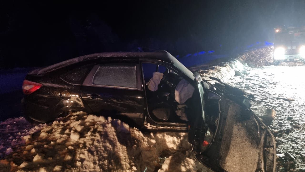 Лобовое столкновение автомобилей произошло на трассе в Карелии, один водитель погиб