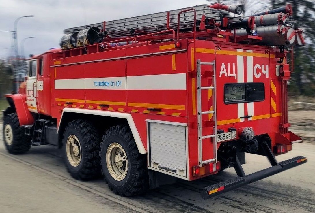 В Петрозаводске ночью загорелся большой продуктовый склад