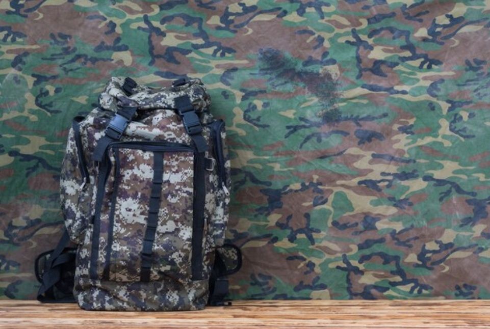 Во дворе петрозаводского колледжа обнаружили рюкзак камуфляжного цвета