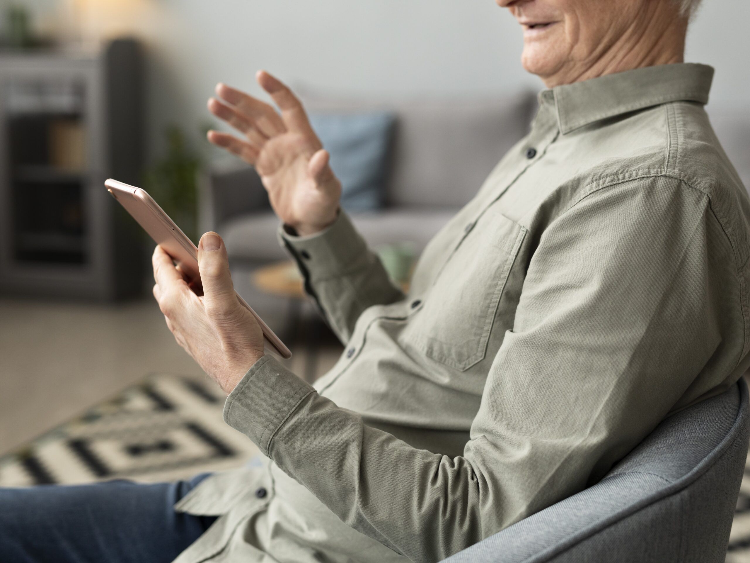 Карельским пенсионерам помогут освоить не только компьютеры, но и смартфоны