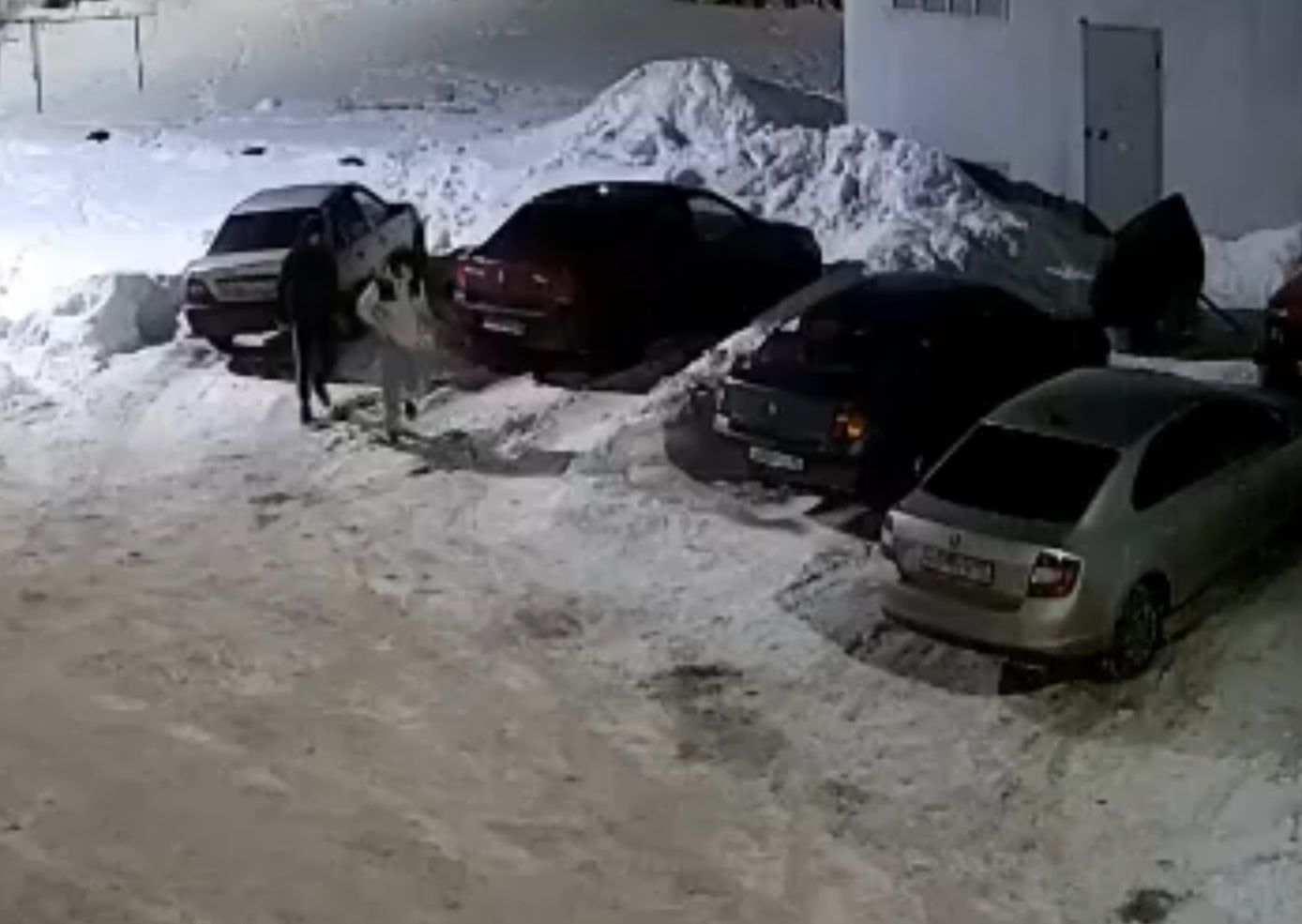 В Петрозаводске задержаны подростки, подозреваемые в угоне внедорожника