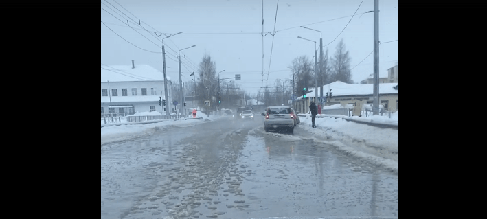 Третья за неделю авария на теплосетях снова привела к затоплению улиц Петрозаводска