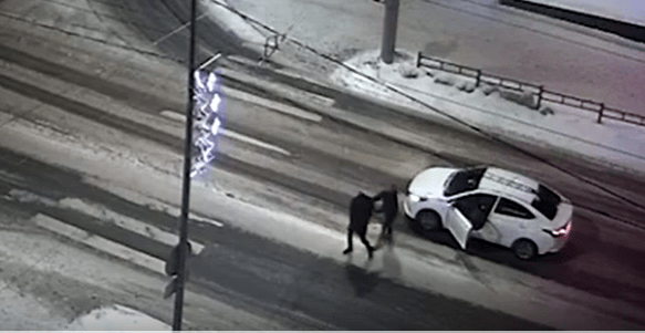 Агрессивный пешеход в Петрозаводске после конфликта с водителем остался лежать на тротуаре