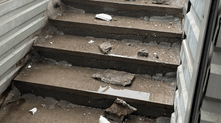 Кирпичная кладка обвалилась перед входом в магазин в центре Петрозаводска