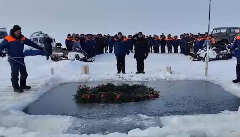 На месте крушения вертолета в Онежском озере прошла траурная церемония