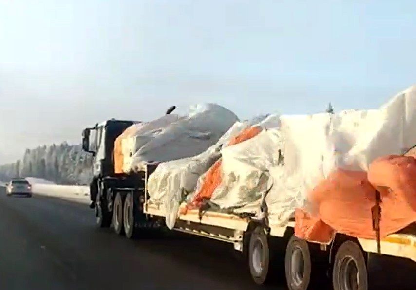 Обломки потерпевшего крушение в Онежском озере вертолета Ми-8 увозят из ...