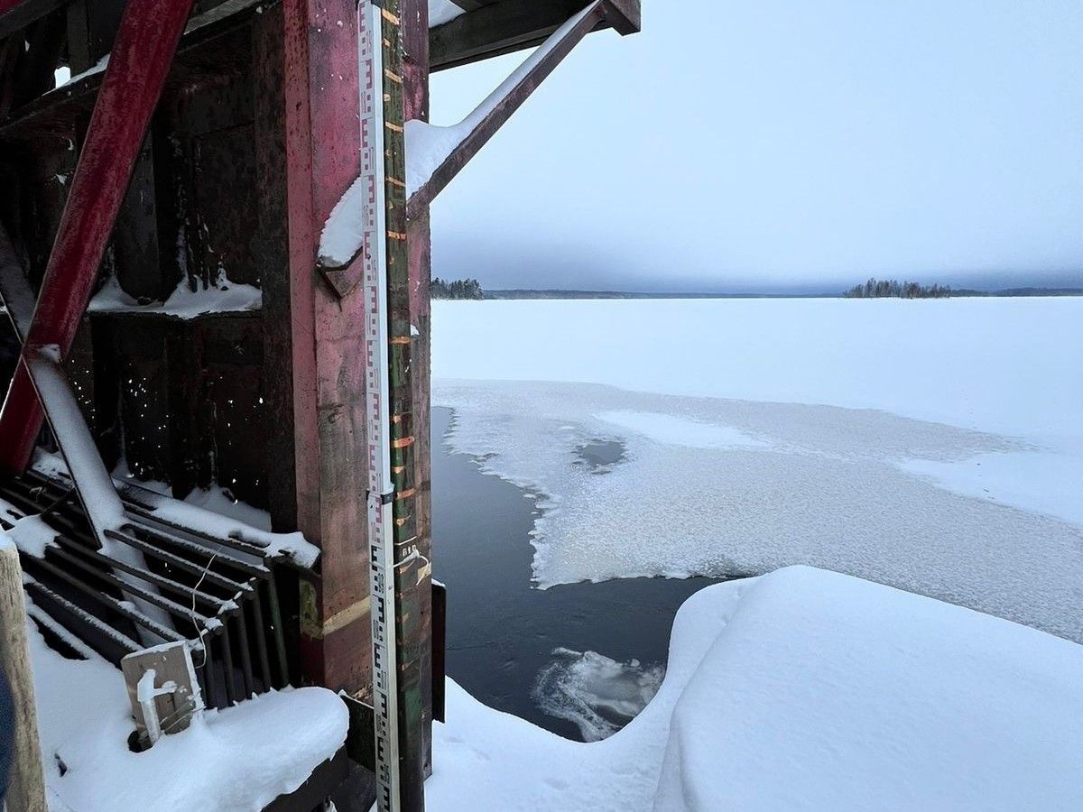 Сброс воды почти месяц идет на Лососинском водохранилище Сброс воды почти месяц идет на Лососинском водохранилище