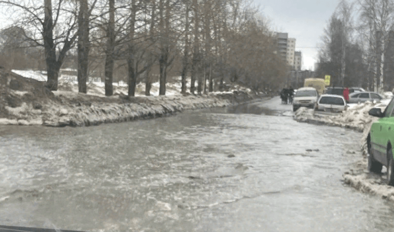 Улицы Петрозаводска ушли под воду из-за таяния снега