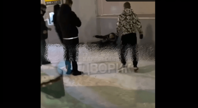 В Карелии группа подростков жестоко избила мужчину на улице и сняла это на видео