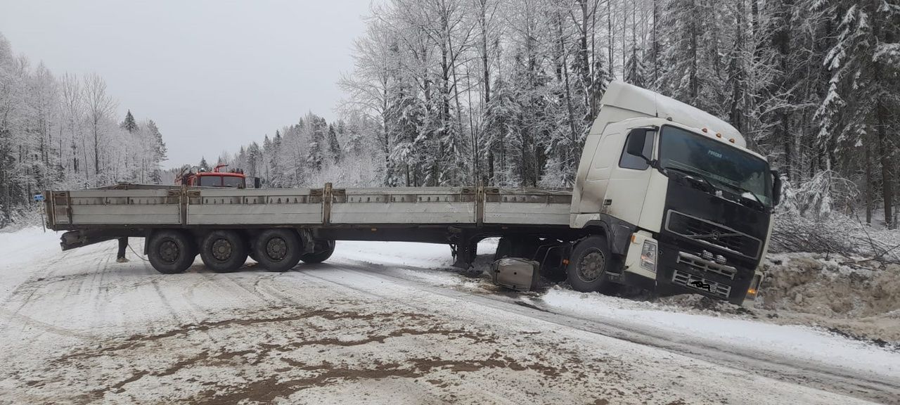 Грузовик перегородил дорогу в Карелии в результате ДТП