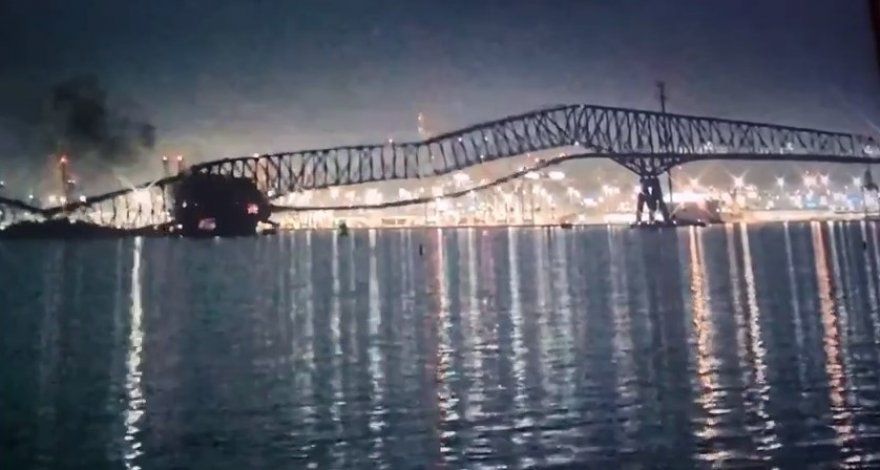 Автомобильный мост обрушился в США