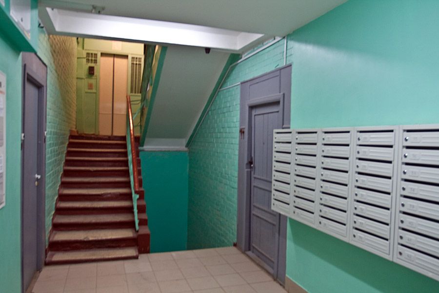 Житель Кондопоги напал на подростка с ножом в подъезде