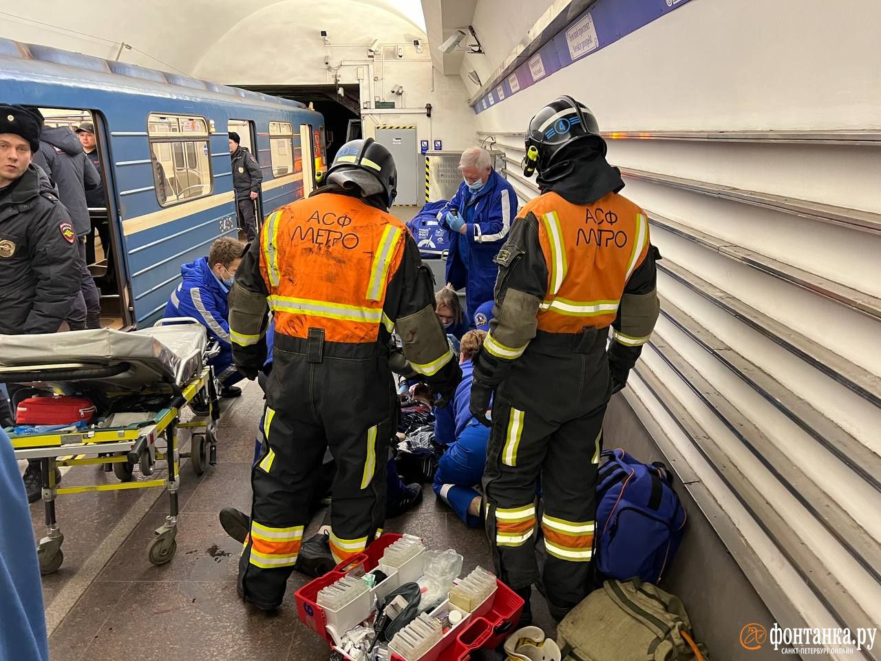 В Петербурге мужчина упал на пути в метро и попал под поезд