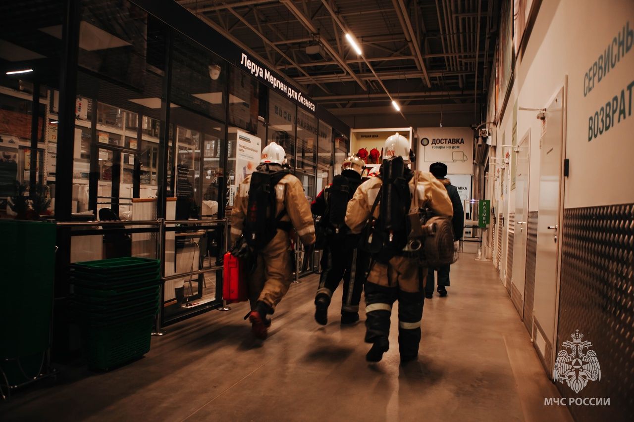 Множество пожарных и спецтехники готовятся выехать к гипермаркету в Петрозаводске