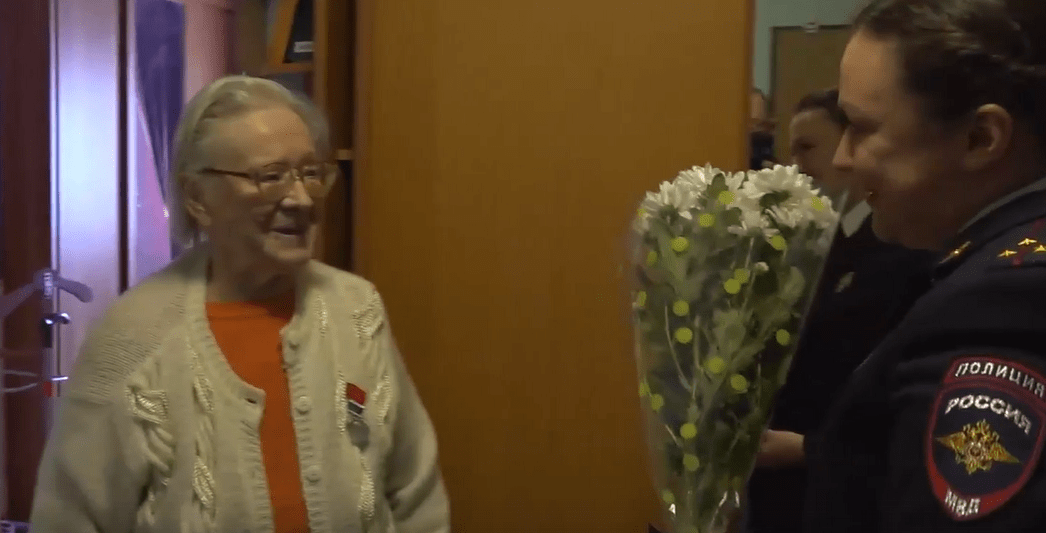 Сотрудники МВД Карелии торжественно вручили вид на жительство 92-летней бабушке
