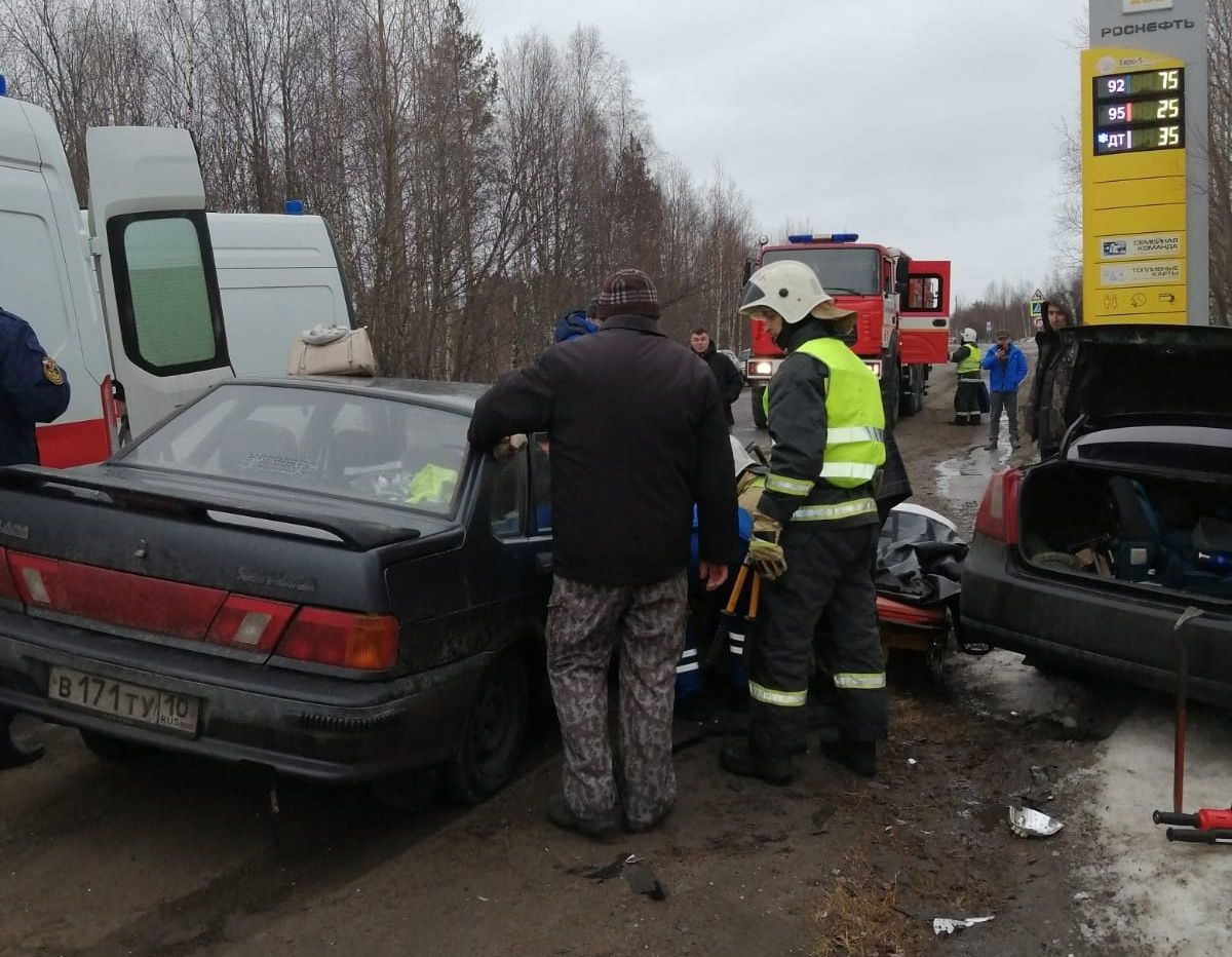 В Беломорском районе после ДТП пожарные достали из поврежденного автомобиля женщину