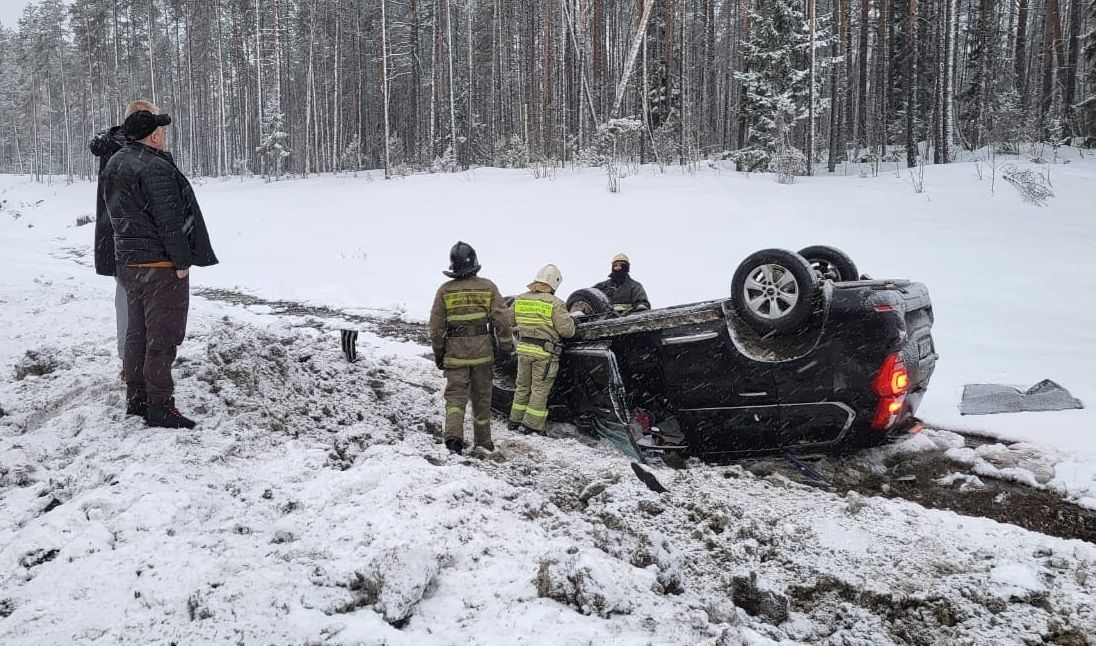 Автомобиль вылетел с трассы «Кола» в Карелии и перевернулся