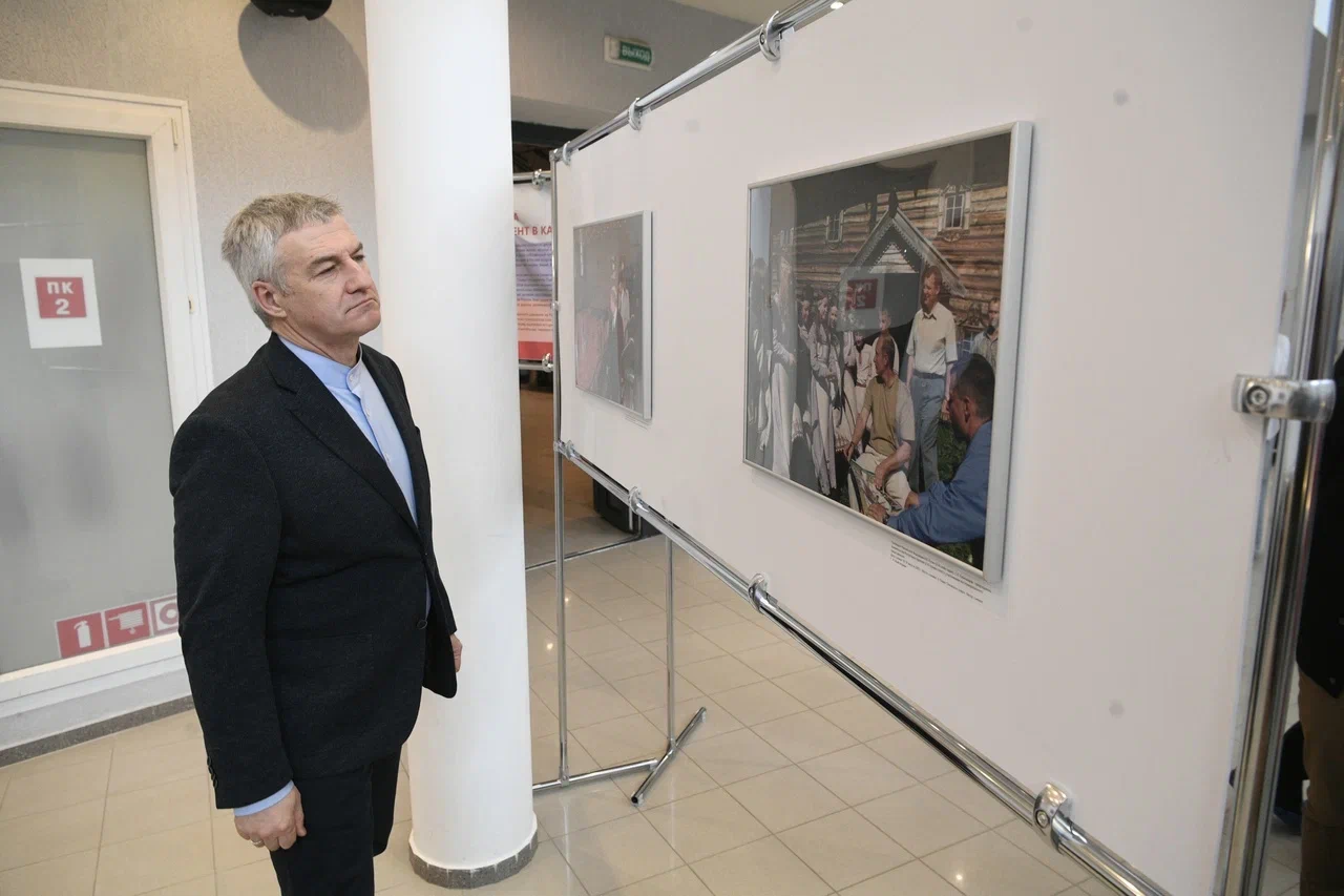 Глава Карелии Артур Парфенчиков посетил выставку «Президент в Карелии»