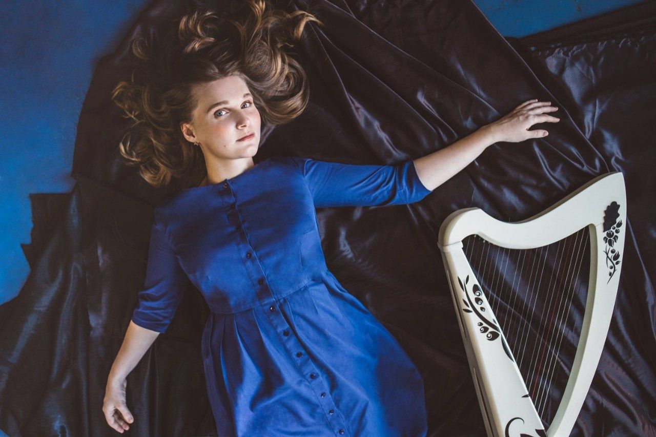 Ольга Максимова вновь везет в Петрозаводск полюбившуюся зрителю программу «Арфа в темноте»