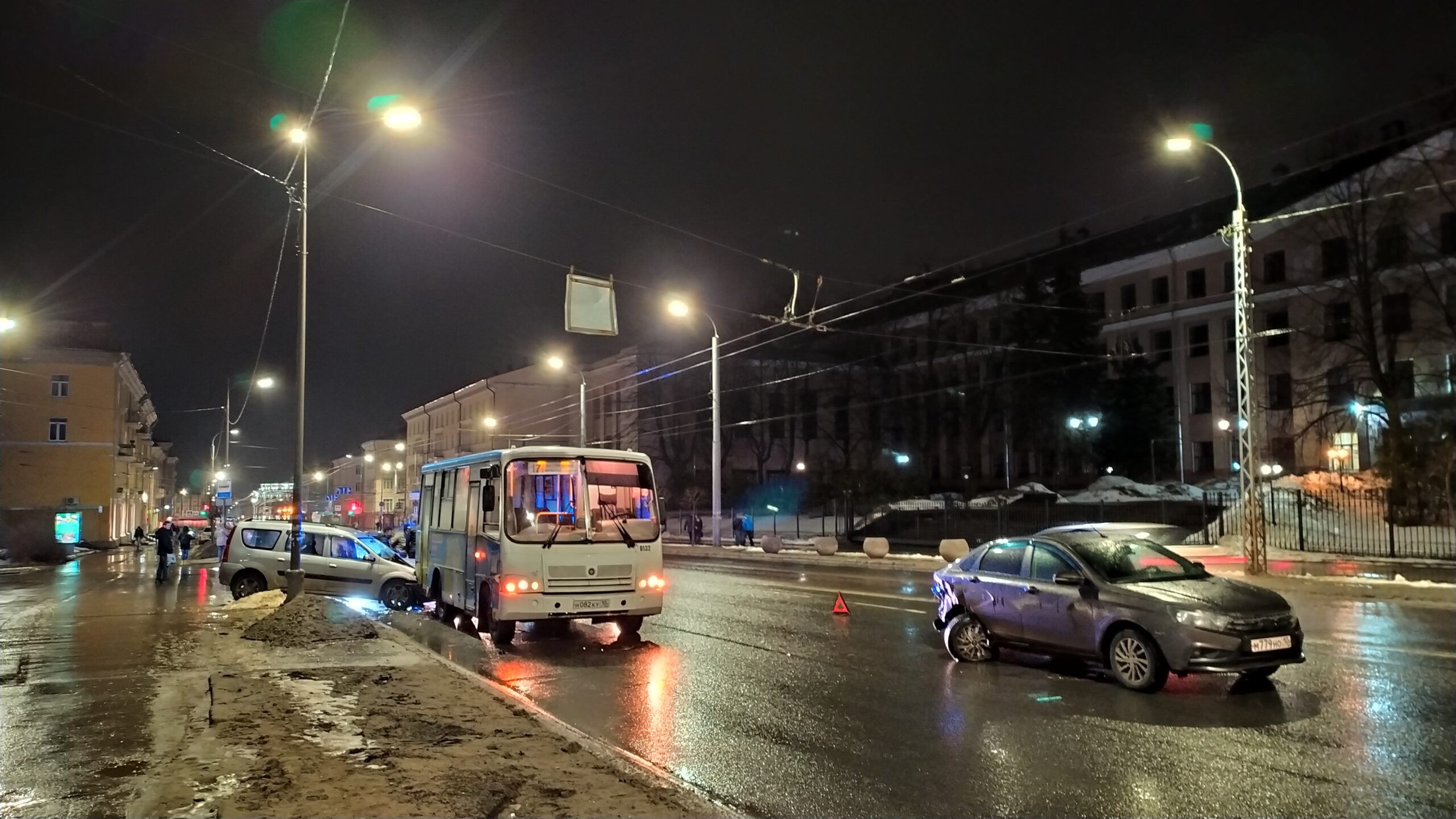 В центре Петрозаводска легковой автомобиль на остановке влетел в маршрутку и другую машину