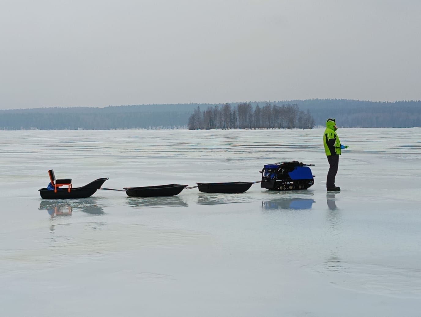 Рыбаки на мотособаке провалились под лед Онежского озера в Карелии