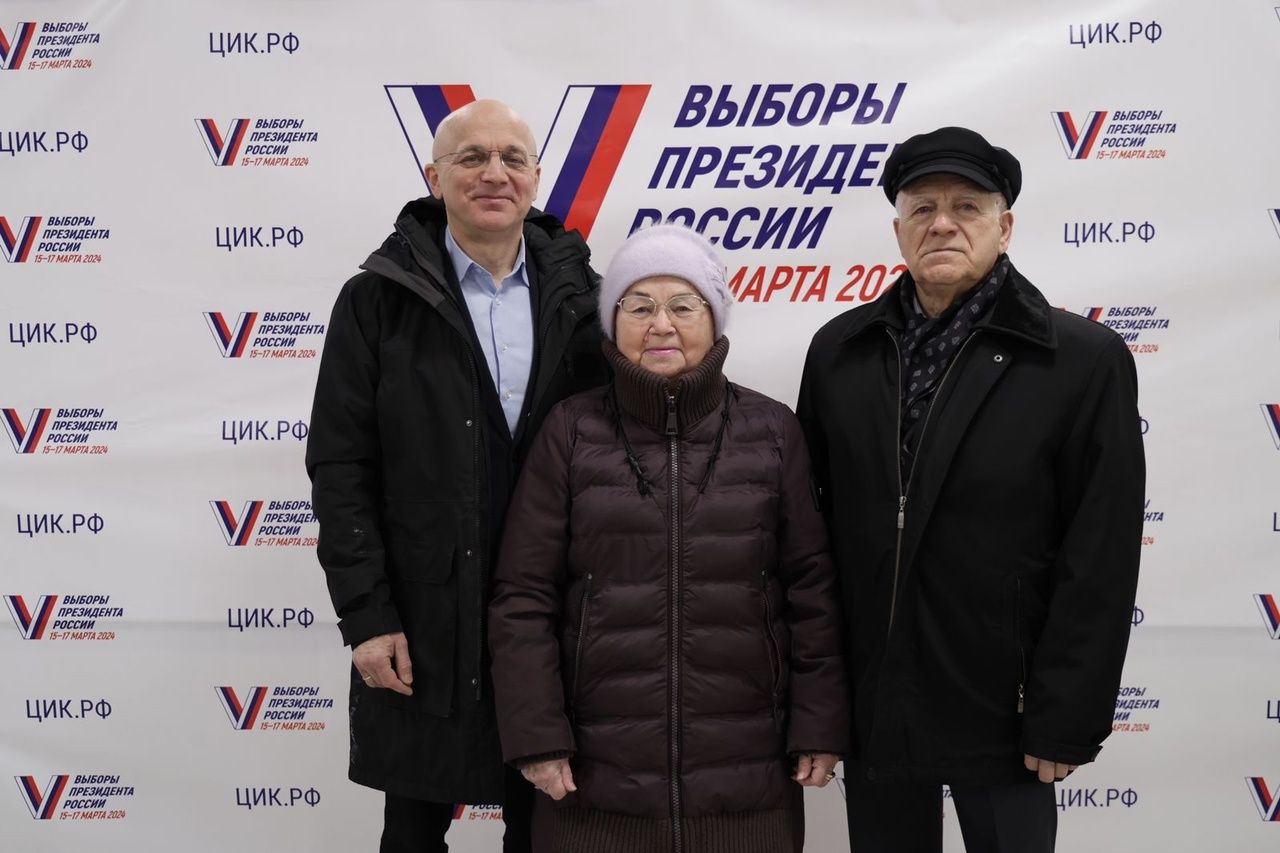 Спикер парламента Карелии с родителями пришел на избирательный участок в Медвежьегорске Спикер парламента Карелии с родителями пришел на избирательный участок в Медвежьегорске