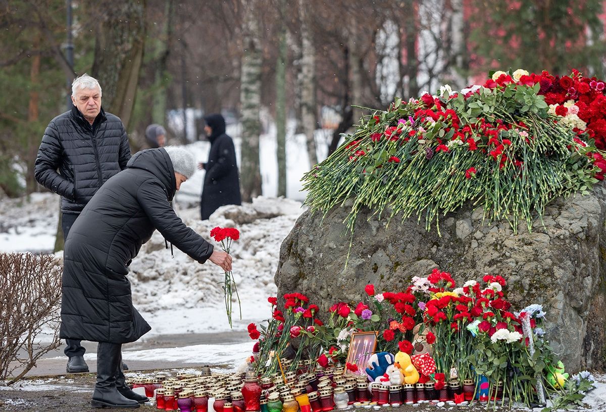 В Петрозаводске люди продолжают нести цветы к Камню скорби