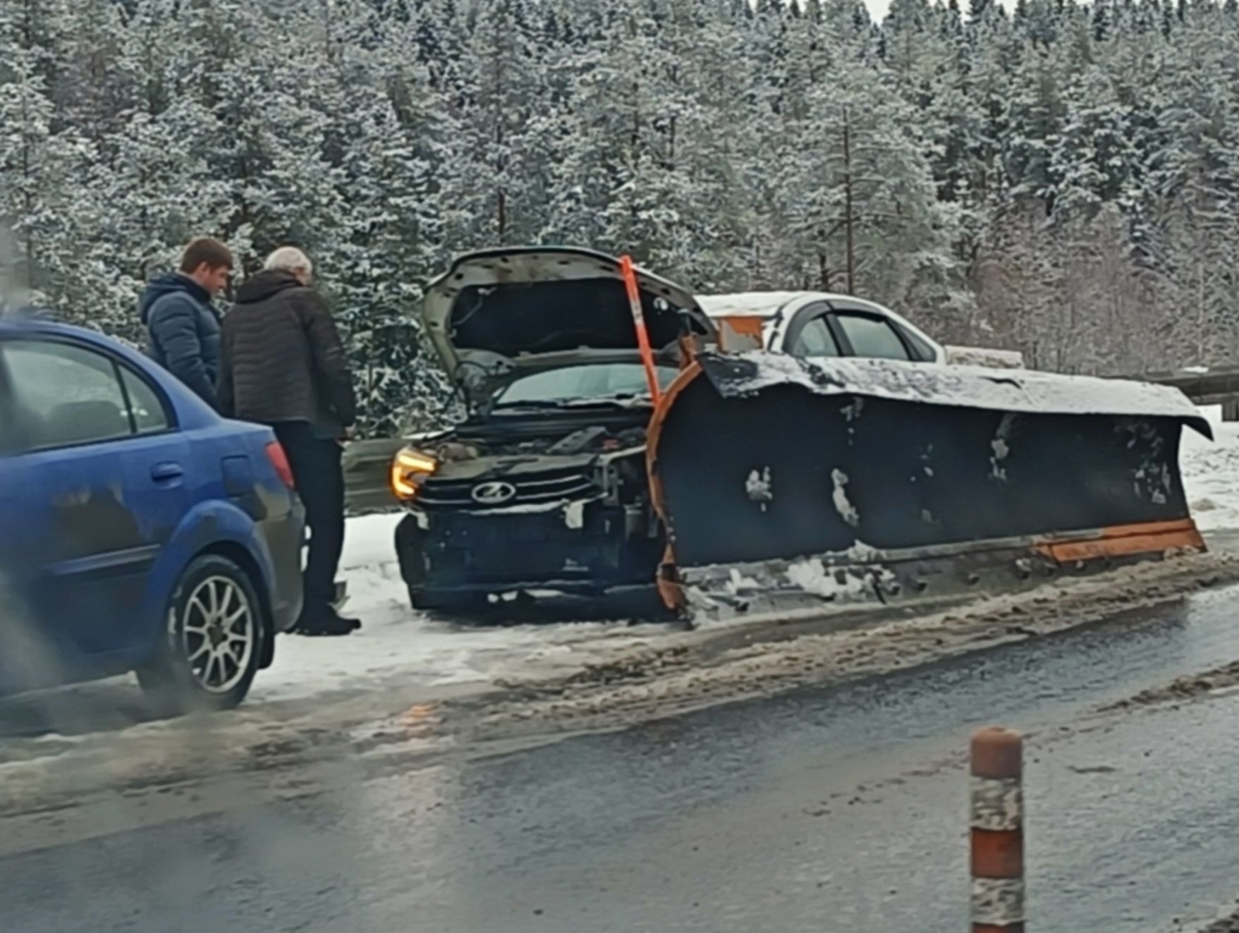 Отвал оторвало у снегоуборочной техники после встречи с Lada Vesta на Объездной