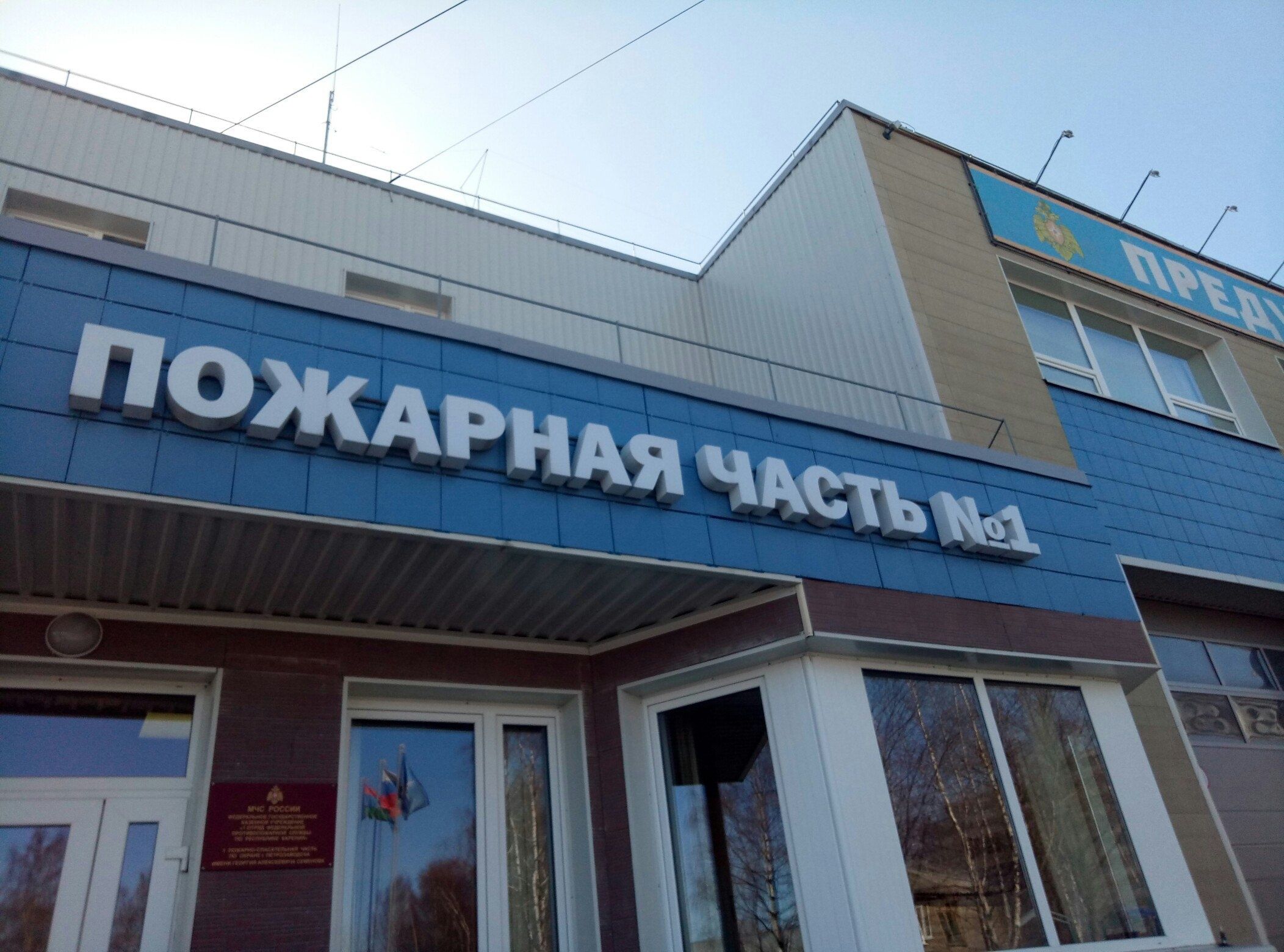 Двух человек доставили в БСМП после пожара в многоквартирном доме