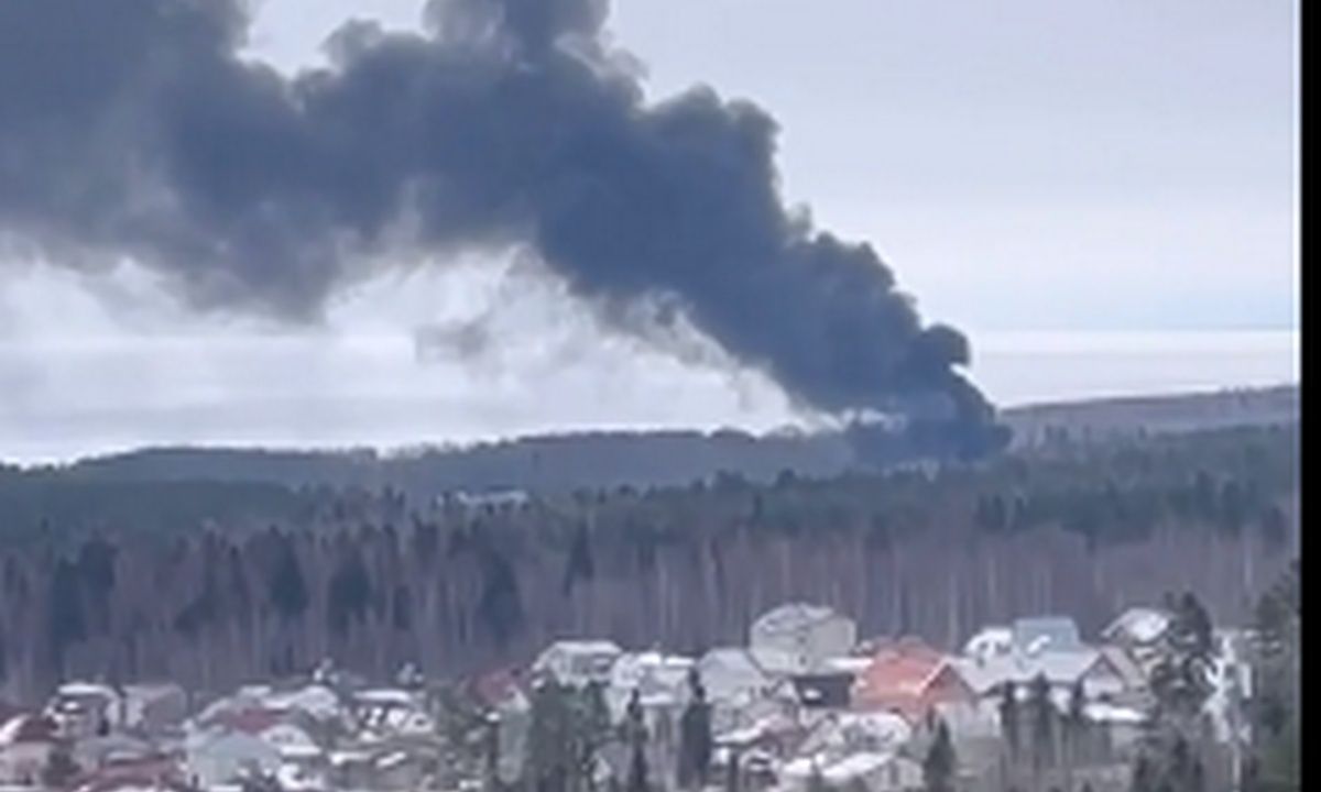 Спасатели тушат пожар в районе нефтебазы в Петрозаводске