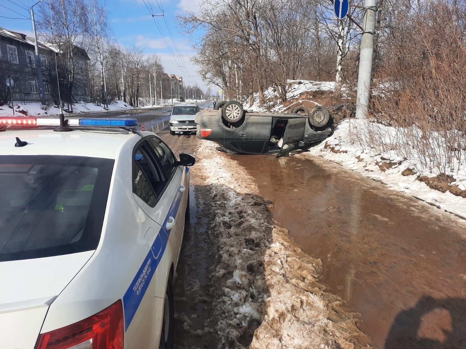 В Петрозаводске машина влетела в пешеходов и перевернулась