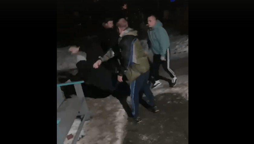 Возбуждено уголовное дело о нападении двух мужчин на подростков в Карелии